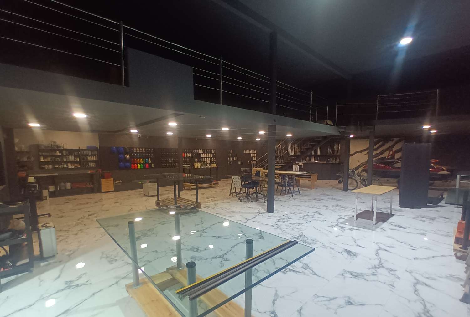 Local con magnifica Tienda Exposición en Avenida de Murcia