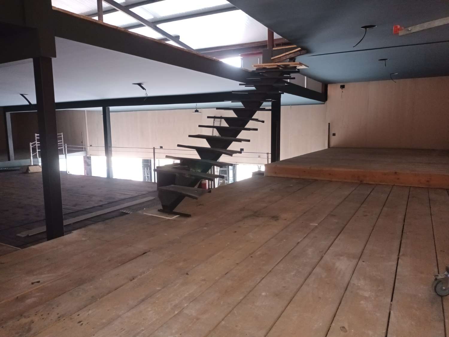 Local con magnifica Tienda Exposición en Avenida de Murcia