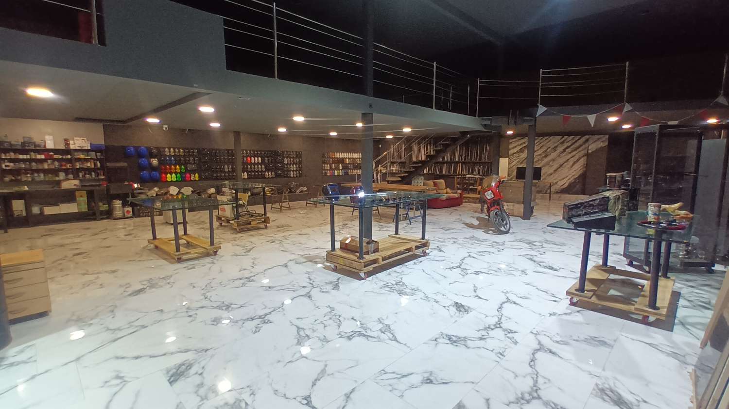 Local con magnifica Tienda Exposición en Avenida de Murcia