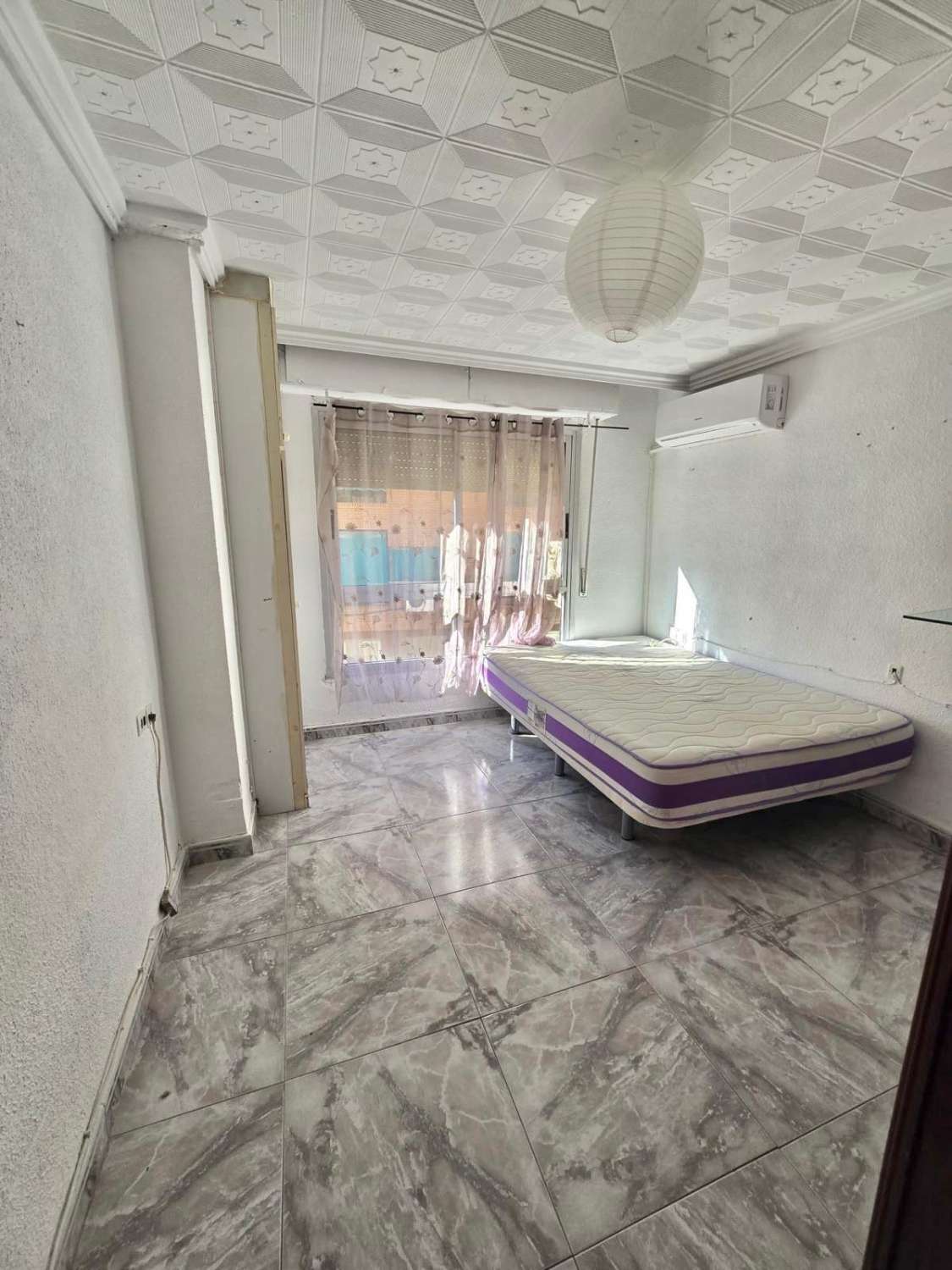 Piso con balcón cerca del Hospital Reina Sofia y El 7 Coronas