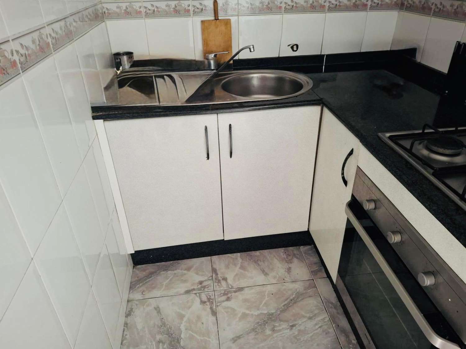 Piso con balcón cerca del Hospital Reina Sofia y El 7 Coronas