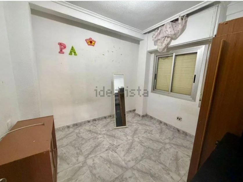 Piso con balcón cerca del Hospital Reina Sofia y El 7 Coronas