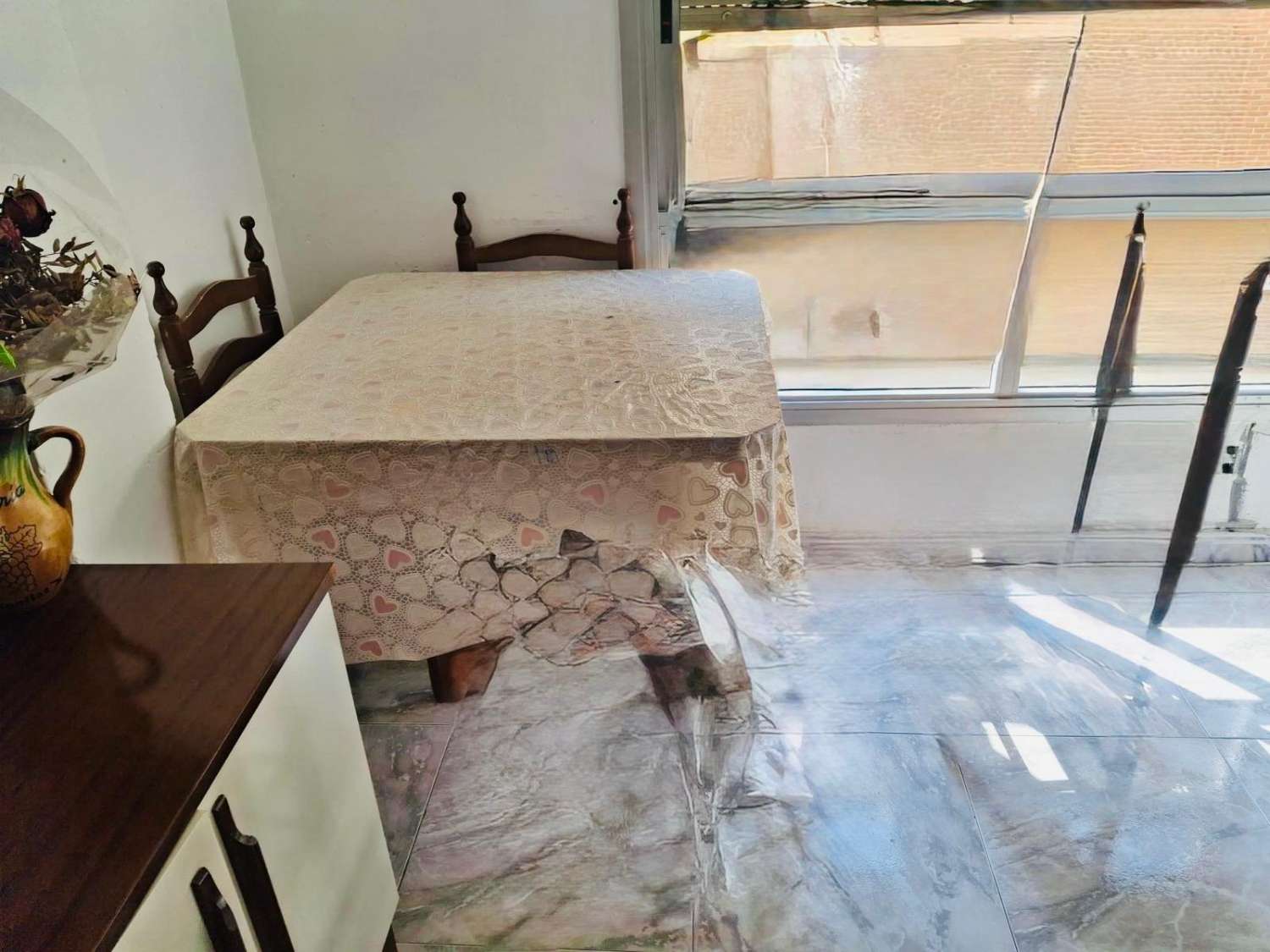 Piso con balcón cerca del Hospital Reina Sofia y El 7 Coronas