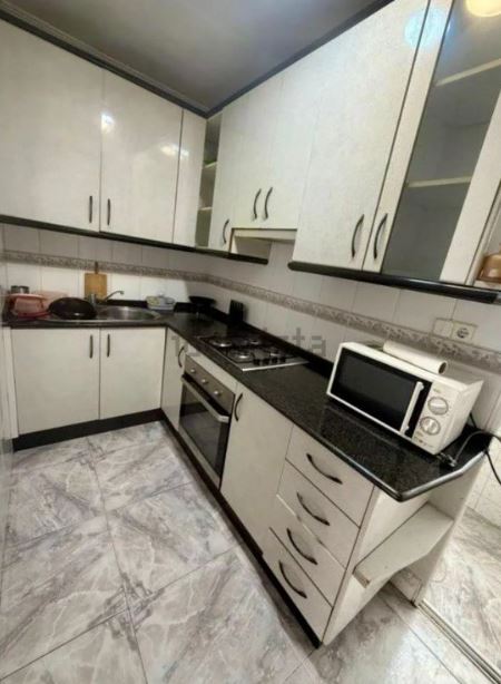 Piso con balcón cerca del Hospital Reina Sofia y El 7 Coronas