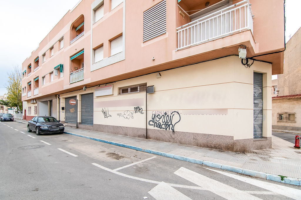 Local de 245 m2 a 5 minutos de la Playa El Castillico y de la Avenida Romería de la Virgen del Carmen de Lo Pagán