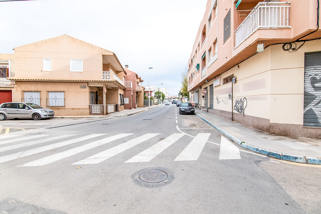 Local de 245 m2 a 5 minutos de la Playa El Castillico y de la Avenida Romería de la Virgen del Carmen de Lo Pagán