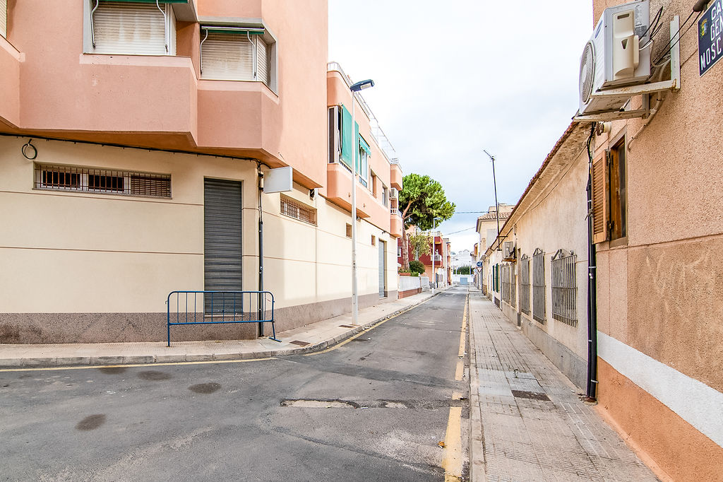 Local de 245 m2 a 5 minutos de la Playa El Castillico y de la Avenida Romería de la Virgen del Carmen de Lo Pagán